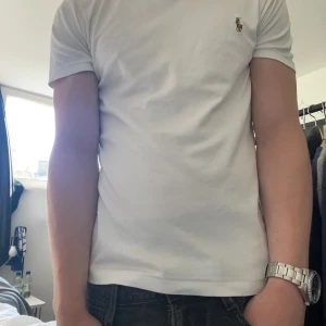 Polo Ralph Lauren t-shirt - Säljer min sjyssta Ralph t-shirt. Kommer inte inte riktigt till användning. Nyskick, inga defekter. Hör av dig för mer frågor eller bilder!