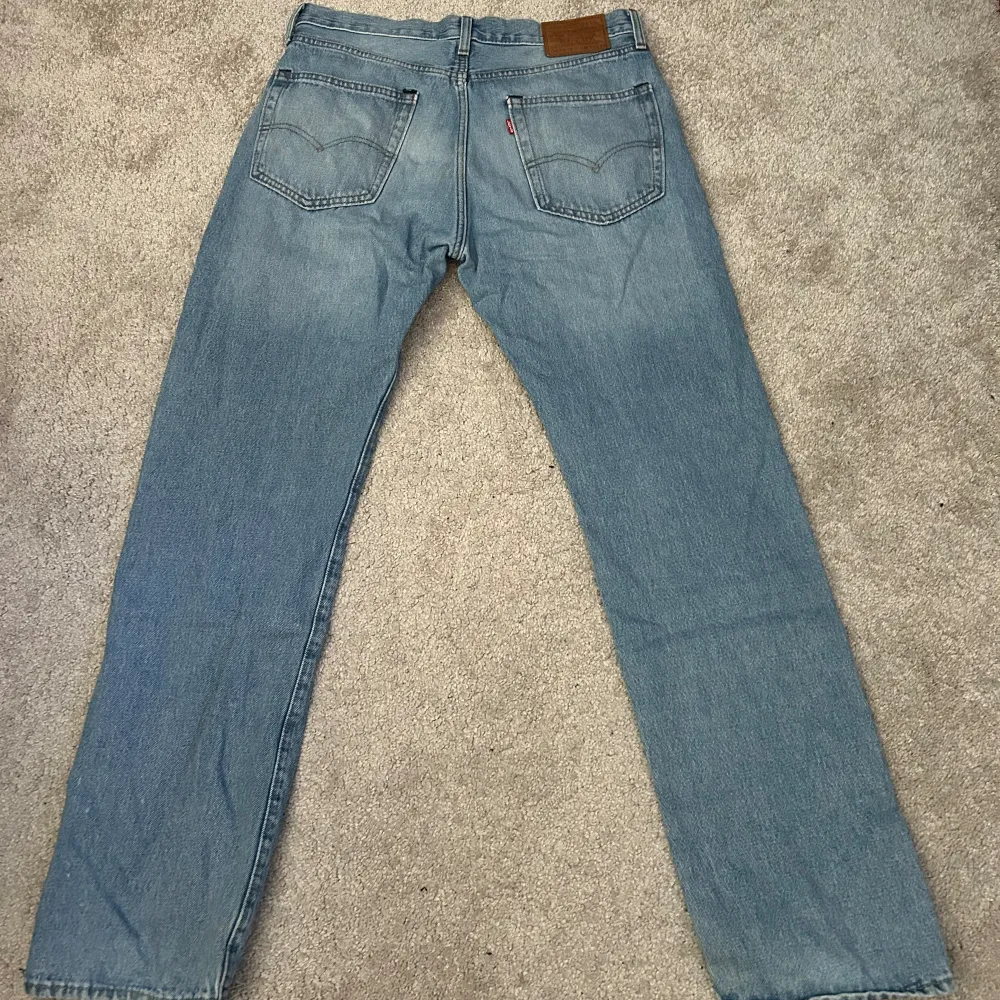 Säljer nu mina blå Levis jeans 551 i storleken w32 L34 då jag knappt använder dem längre. Dem är i bra skick förutom ett litet hål på knäskålen som man knappast märker av. Hör gärna av dig vid frågor 😁. Jeans & Byxor.