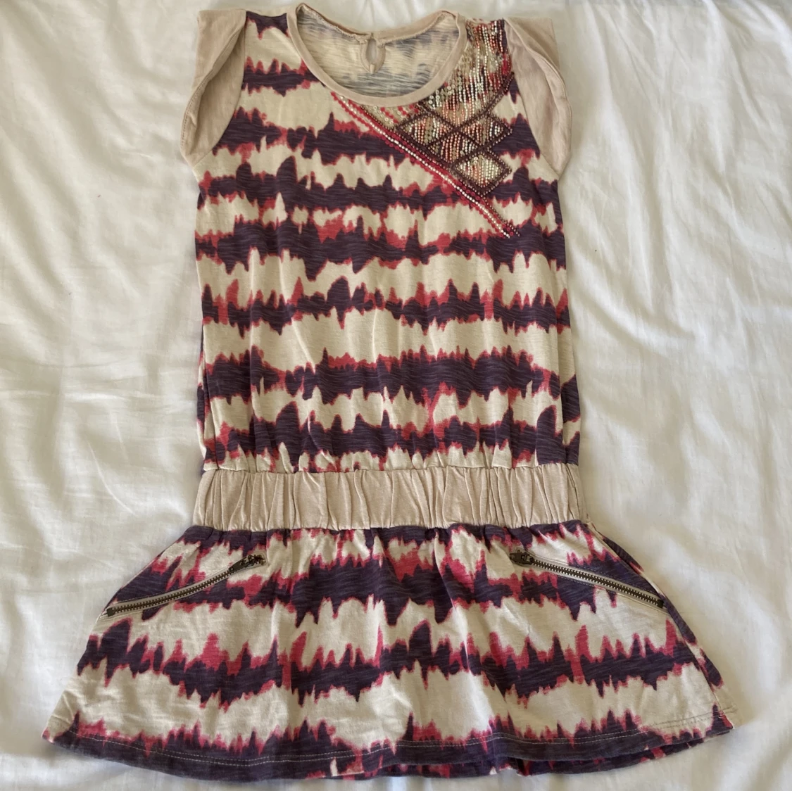 Klänning med detaljer