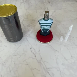 JPG le male samples - Denna doft är perfekt till sena sommarkvällar men även året om då den har fräscha och aromatiska noter men även kryddiga och vanilj noter🍦🍋🍃 Pris: 5 ml: 55 kr , 10 ml 100 kr Blir svårt att hitta billigare pris på denna doft Allt gott, mvh Noah