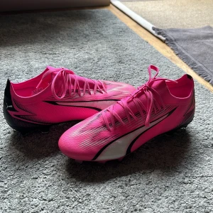 Fotbollsskor - Dessa fotbollsskor köptes för 1200 och nu säljer för 599, de är helt nya bara andvänt 2 gånger. De har ingen skada och de är st 44 men passar even 45