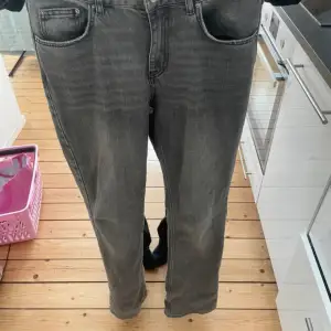 Säljer nu dessa fina jeans eftersom dom är för långa för mig, jag är 160. Använda 2-3 gånger.  Nypris är 500kr