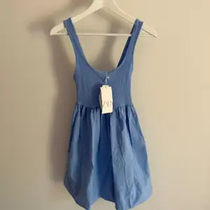 Härlig blå klänning från Zara. Aldrig använd, lapp kvar. Storlek S