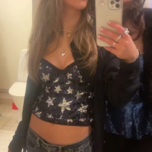 Intimissimi korsett - Glittrig paljett korsett med stjärnor från intimissimi, använd ca 5 gånger helt i nyskick. Banden går att ta bort och spänna  