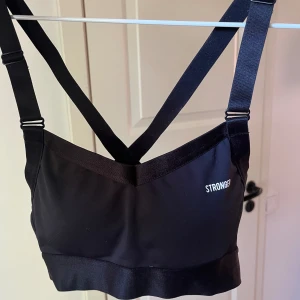 Tränings bh Stronger  - Säljer denna sport bh från stronger. Endast använd ett fåtal gånger. Storlek xs, svart.