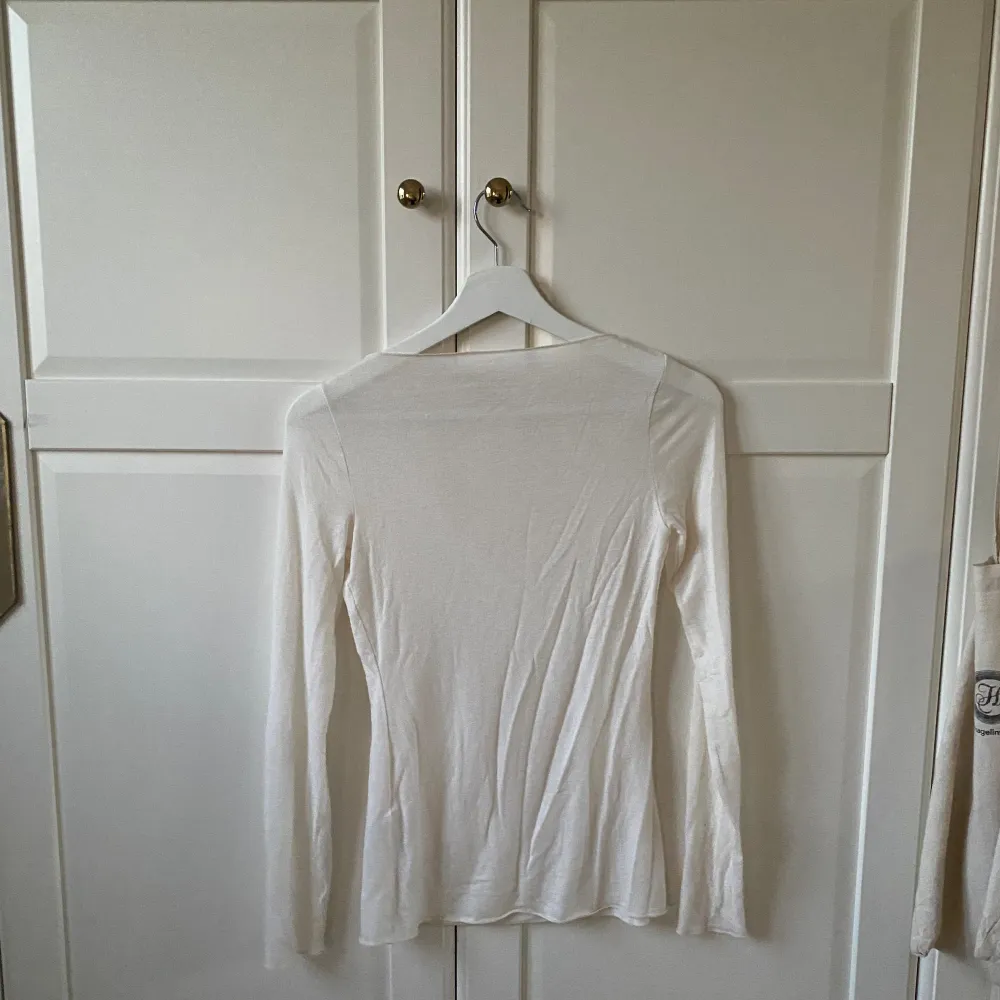 En vit intimissmi tröja!! Använd 1 gång!!! Bra skick. Köpt för 550kr och säljs för 400kr nästan oanvänd!. Tröjor & Koftor.