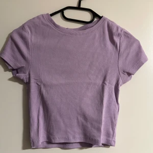 Lila croptop - Säljer denna söta toppen då den inte använts längre. 