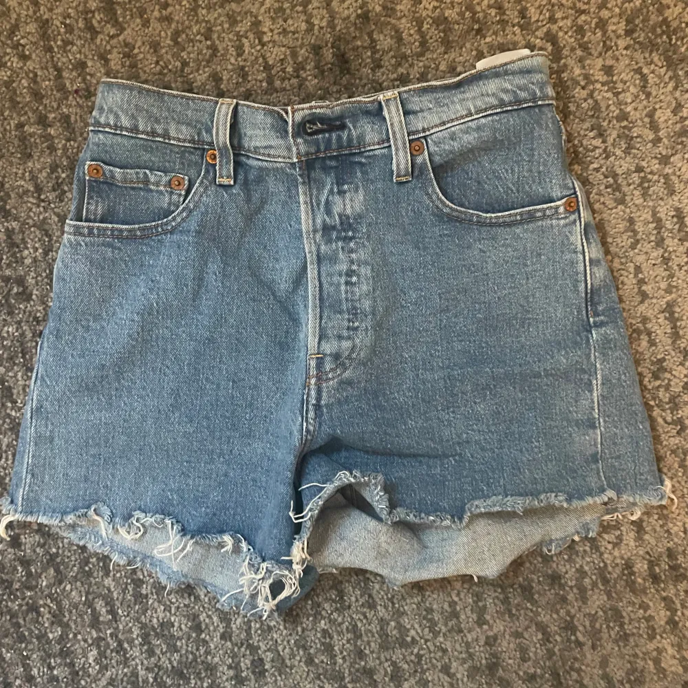 Säljer mina Levis jeans i bra skick pga ingen användning❤️ Är i W26, Pris kan diskuteras. Shorts.