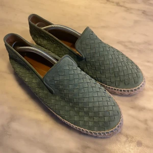 Bottega skor  - Hej, nu säljer jag mina skit fetta Bottega espandrilos,riktigt sköna för sommaren och i väldigt bra skick,hör av dig vid minsta lilla fråga.