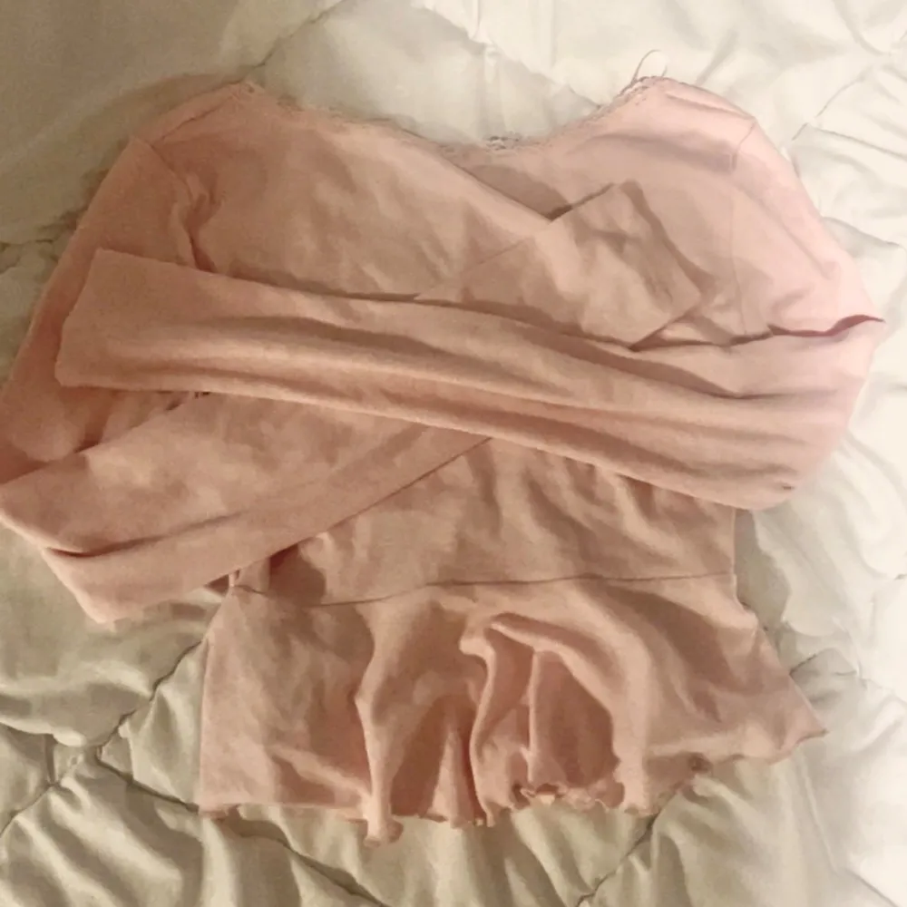 Jättefin rosa tröja med spets på urringning och slitet💕Helt nysick och har aldrig använt för jag råkade köpa fel storlek🤍. Toppar.