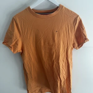 Tommy Jeans t-shirt - En snygg t-shirt från Tommy Jeans!