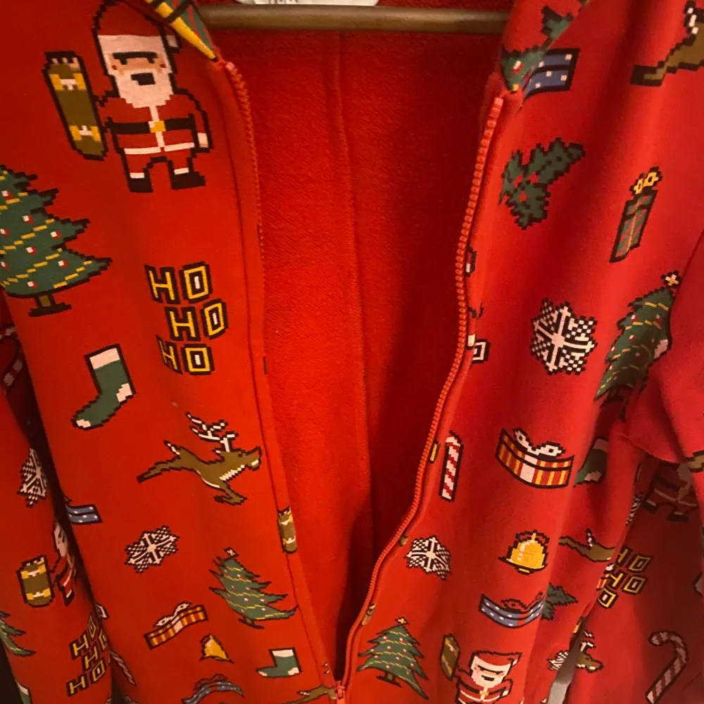 En jul jumpsuit som har använt ett få tala gånger! Köpt fårn H&M ett tag sen!  Inga defekter! Har storlek 158/164, passar mig som vanligt viss har S . Hoodies.