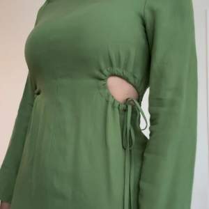 Säljer denna fina gröna klänningen då den inte kommer till användning. Hålen i justerar du själv. Storlek S.