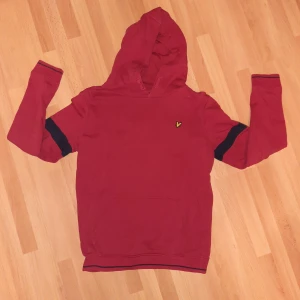 Lyle & Scott hoodie - Säljes då jag växt ur den. Stil 14/15 yrs, flicka. Kan kanske passa XS. Fint skick, ej urtvättad. Använd men välvårdad. Tröjan har marinblåa "stripes" längs muddar och på ärmarna. Köpare står för frakt.