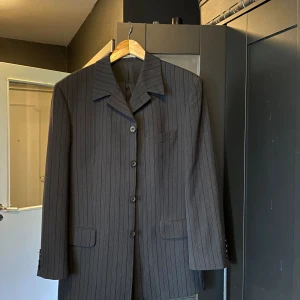 Angelo Litrico Kostym set - Hej! Till dig som vill vara exta mafig så passar den dig perfekt, kostymen är oversized på storlek 50 men kan även ha på sig den om man är storlek 56-58. Märket heter Angelo Litrico.