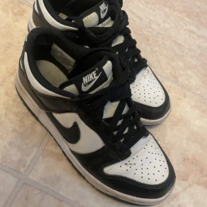 Nike dunks  - De populära fina Nike dunks i svart vit färg som matchar till allting , storlek 38 , säljs för 650 kr