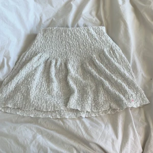 Super fin kjol❤️ - Fin kjol ifrån Gina! Har en liten fläck av rosa målar färg men inget som märks av, väldigt bra skick! Köptes för 200kr, Kan tänkas att byta mot något och pris kan diskuteras, Perfekt till sommarn!❤️