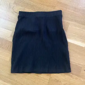 Säljer denna kjol, liten och petit. Aldrig använd storlek S/M. Köpt från Nelly Köp via ”köp nu”💗🌷