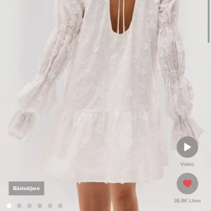 Nakd klänning - Säljer min helt nya klänning från nakd. Prislapp kvar, bara testad.  Köptes för 699kr och säljer för 599kr. Slutsåld på hemsidan 