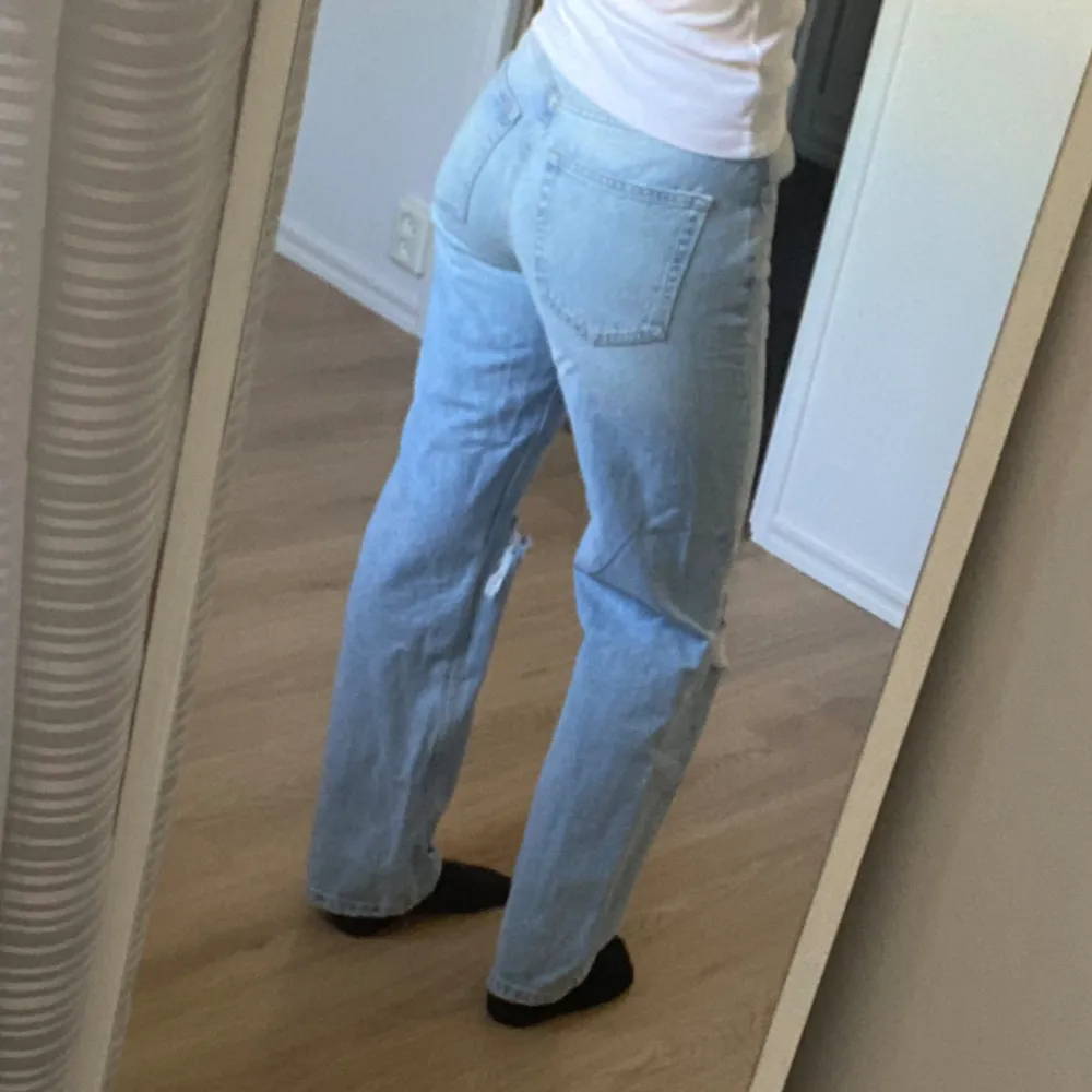 Ett par raka högmidjade jeans från Gina Tricot med hål. Aldrig använda! Passar xs-s. Hör av dig vid funderingar eller för fler bilder!! Priset kan diskuteras vid snabb affär!!. Jeans & Byxor.