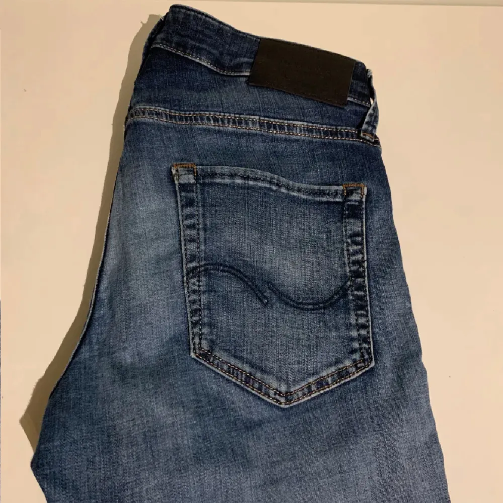 Säljer mina Jack and Jones jeans i modellen slim gleen. Skicka 9,5/10 knappt använda. Pris kan diskuteras vid snabb affär. Jeans & Byxor.