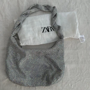 Partyväska från Zara - Säljer denna otroligt fina väskan ifrån Zara. Köpt för 600kr förra våren. Användes endast en gång på nyårsafton. Den är i nyskick och såååå unik och snygg. 🪩🥂❤️
