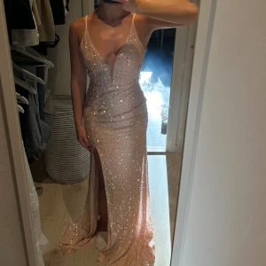 Balklänning  - Ljusrosa balklänning med paljetter. Endast testad🌸  Nypris 560 kr 
