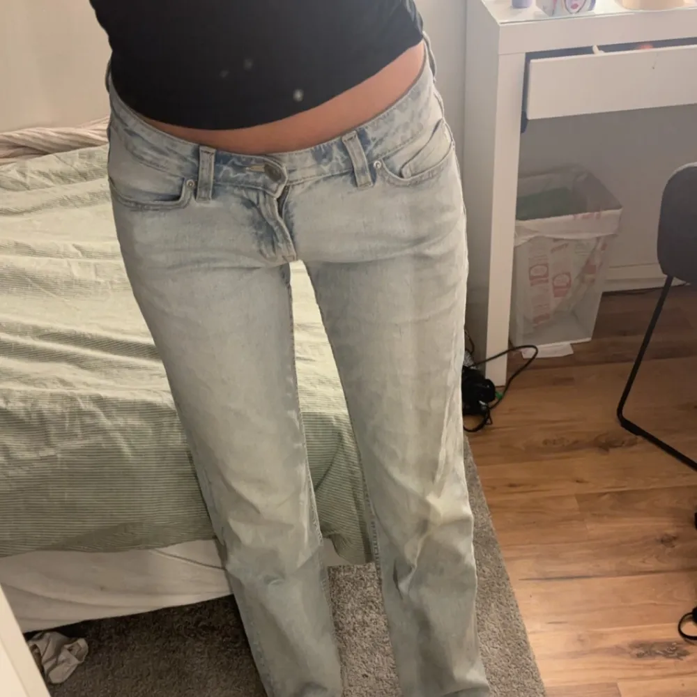 Lågmidjade raka jeans från only som inte kommer till användning, i bra skick💕. Jeans & Byxor.