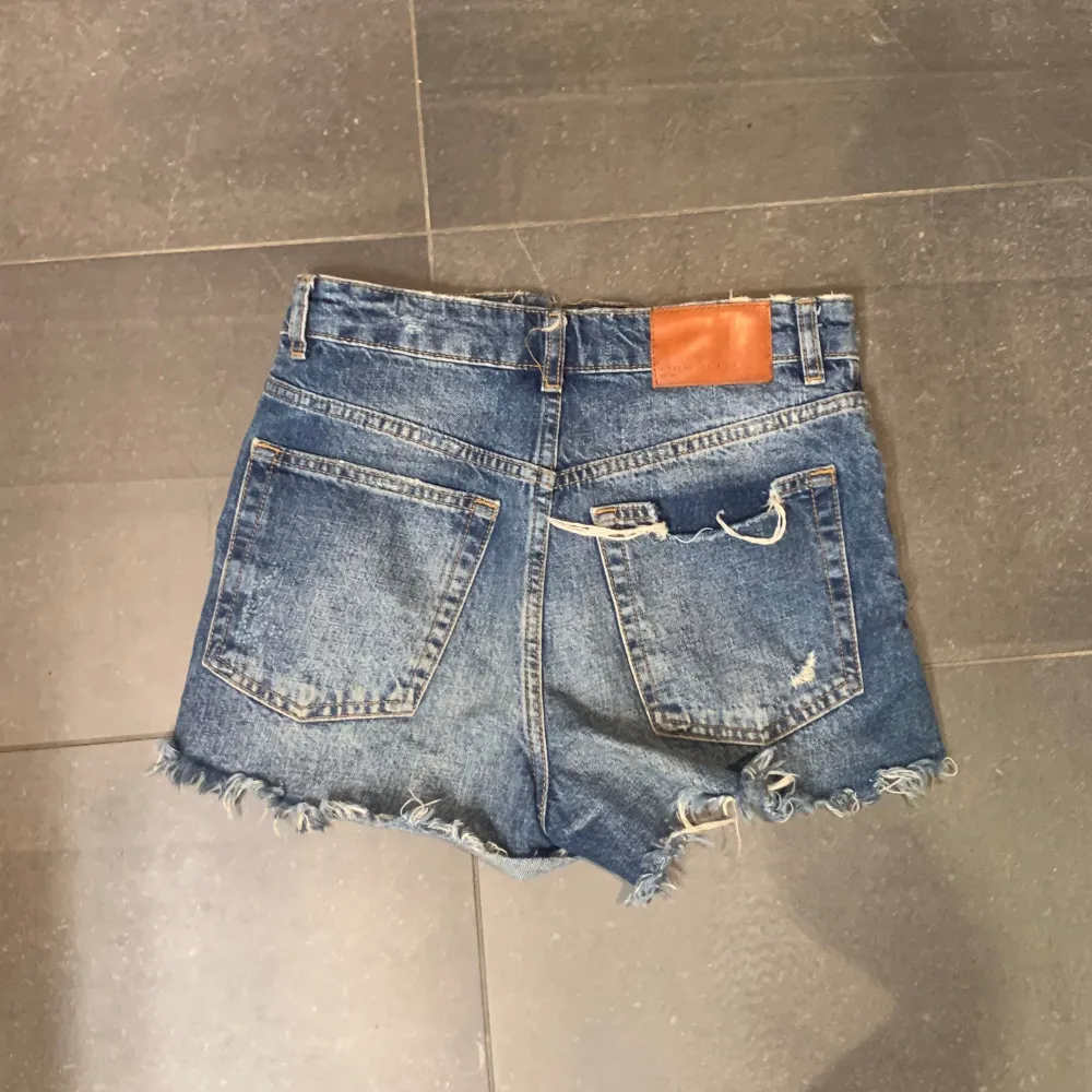 Säljer mina superfina jeansshorts ifrån zara. Dragkedja i gylfen och inga defekter! Säljer då jag köpt nya och rensat ut min garderob. Betala via Plick!🥰. Shorts.