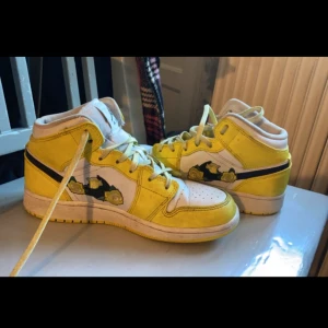 Air jordans  - Super vackra air jordans med gula rosor på sig💖 de är lite använda
