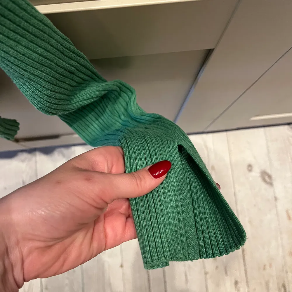 Grön tröja H&M  Storlek small   Använd ca 2 gånger   Båtringad  Slutsåld online. Tröjor & Koftor.