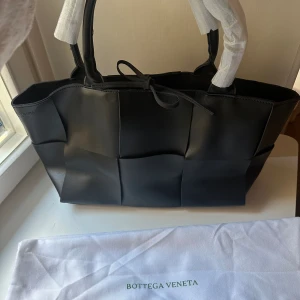 Bottega veneta  - Tote bag black   Aldrig använd - mindre size  Modell: Arco mini intrecciato textured-leather tote  Dustbag medföljer 