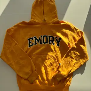 Säljer en superfin hoodie från Champion med Emory på framsidan. Supertrendig. Storlek S.