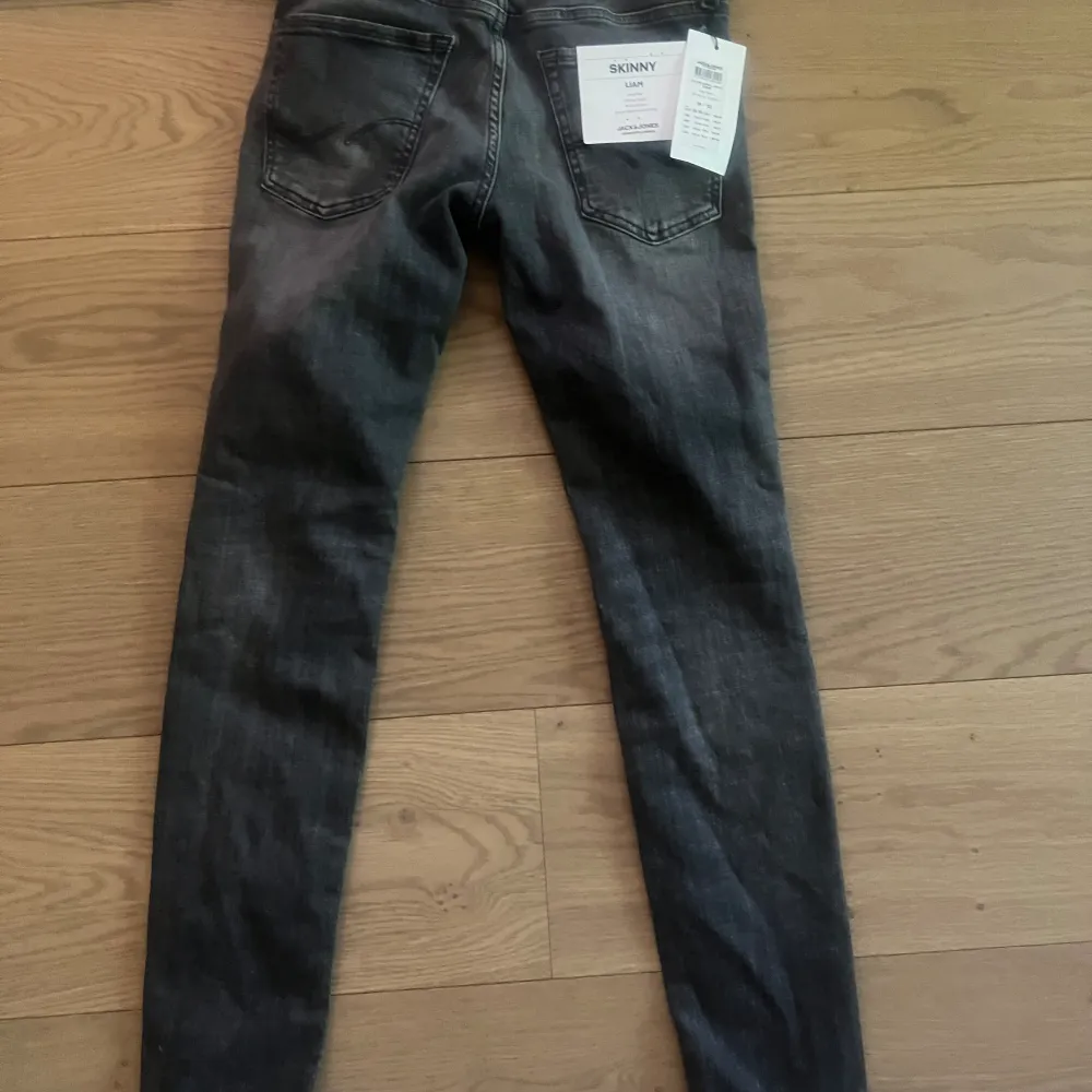 Tja säljer nu ett par helt nya Jack and Jones jeans i storleken w28 l32 ändast tästade.. Jeans & Byxor.
