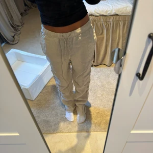 Lågmidjade linnebyxor - Fina beiga linnebyxor, knappt använda då dom är för stora för mig. Skulle säga att de passar någon som är 165+💞går ej att köpa längre 