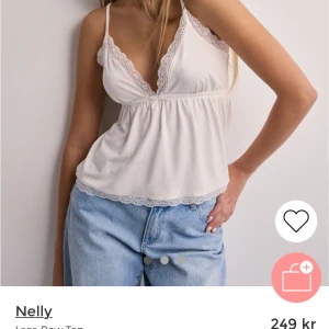Topp från nelly  - En jättesöt topp från nelly. Säljer pågrund av att jag inte gillade hur den satt på mig. Lappen finns kvar på plagget och har aldrig använt den.💞