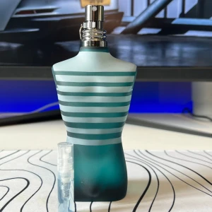 JPG Le Male EdT - Parfym Samples av JPG Le Male EdT! Finns i 1ml, 2ml, 3ml, 5ml och 10ml. 1ml=25kr, 2ml=49kr, 3ml=75kr, 5ml=99kr, 10ml=189kr. 18kr frakt, betala med Swish eller köp på vår hemsida: totalscent.shop😁