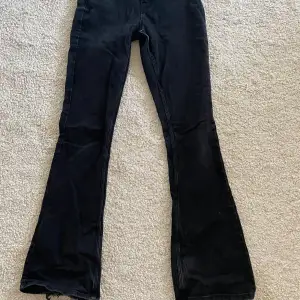 Säljer ett par super snygga bootcut jeans i svart från Pieces. Säljer pga att de är lite för långa för mig❤️