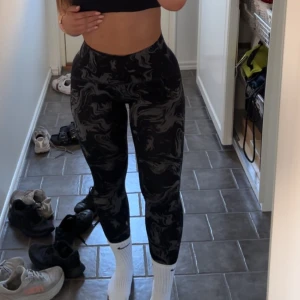 Tights - Ett par träningstights i bra skick🖤tightes är ifrån gymshark och har en scrunch i bak