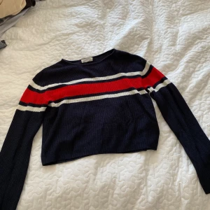 Tröja  - Randig stickad tröja från h&m! Använd men inga tecken på defekter!