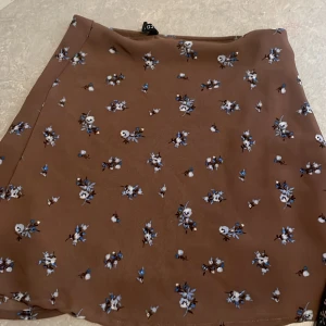 Blomstrig kjol - storlek 32, ca 36cm lång och ca 40cm bred runt benen. väldigt bra skick och köpte för nått år sen, men nästan aldrig andvänd.