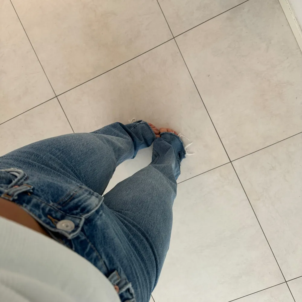 Oanvända jeans från Ginatricot, tyvärr fel storlek för mig. Långa i bena och skönt jeansmaterial. . Jeans & Byxor.