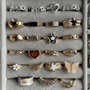 Ringar - Säljer ringar ❤️‍🔥❤️‍🔥 1 för 25, 2 för 45, 3 för 60 kr + frakt 15 Storlek 1.7-1.9 cm i diameter, vissa även justerbara Finns ca 3 på lager av varje sort,  SKRIV VID INTRESSE <3