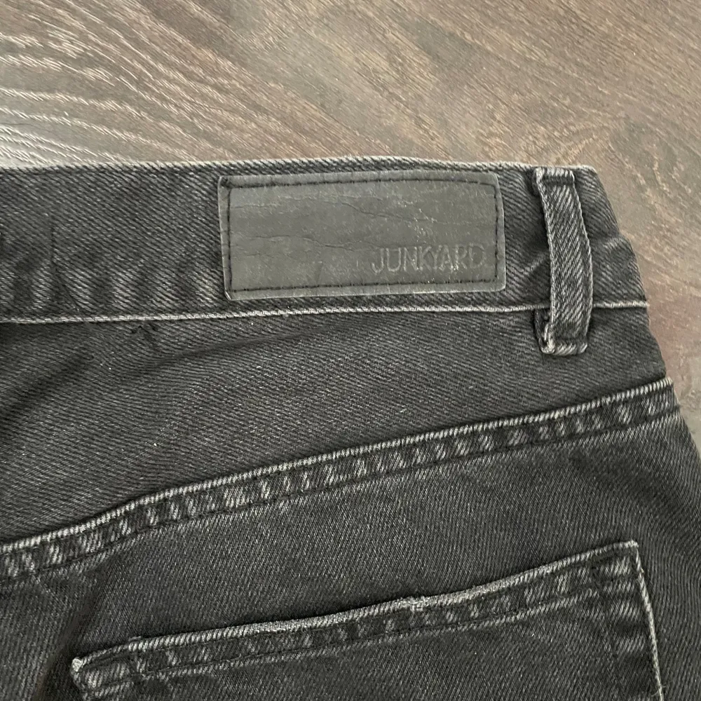 Gråa jeans med hål på knäna från Junkyard, bra skick, storlek 28. Säljs då de är för små på mig. Köparen står för frakten. Jeans & Byxor.