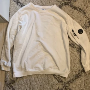 CP company tröja - Säljer denna tröja då den inte kommer till användning.
