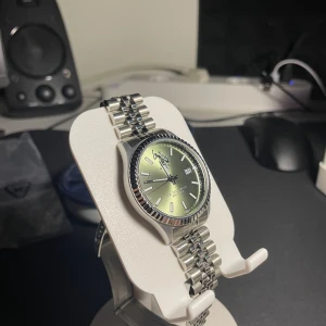 Klocka från Polo - Klockan är ny och den är använd en gång. Lådan och koden ingår med på köpet. Perfekt som present till vem som. Nypris 2329kr   All info om klockan finns på bild 5 !