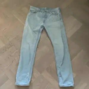 Ljusblå Weekday jeans, bra kvalitet. Pris kan diskuteras