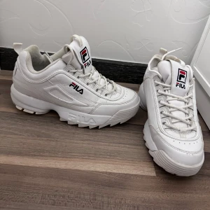 Filaskor - Vita skor från Fila som är jättefina och i ett väldigt bra skick! Storlek 41 