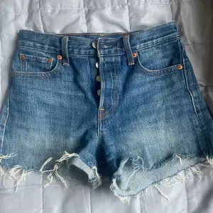En av mina absolut favorit jeans shorts i den perfekta blå färgen! Tyvärr är de för små för mig och därmed sparsamt använda. 🥰🥰