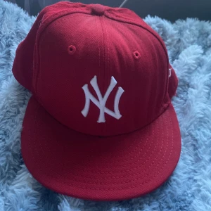 New era keps - Jättefin, inga defekter. Fråga om ni vill ha bild på hur den ser ut på. Storleken ser ni på (bild 3) 